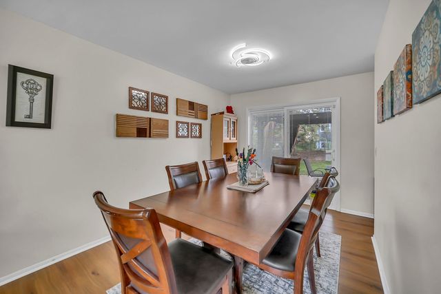 401 Greentree Parkway, Libertyville, IL 60048