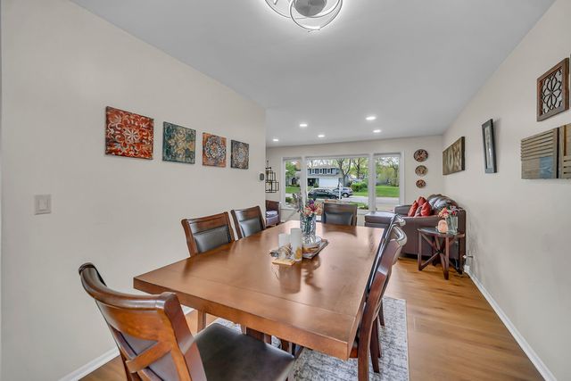 401 Greentree Parkway, Libertyville, IL 60048