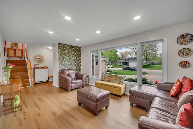 401 Greentree Parkway, Libertyville, IL 60048