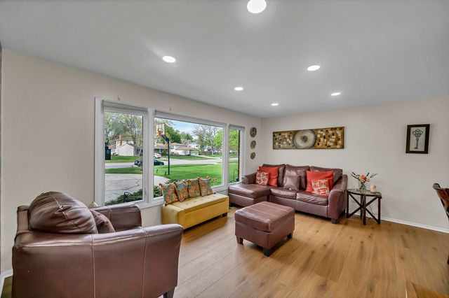 401 Greentree Parkway, Libertyville, IL 60048