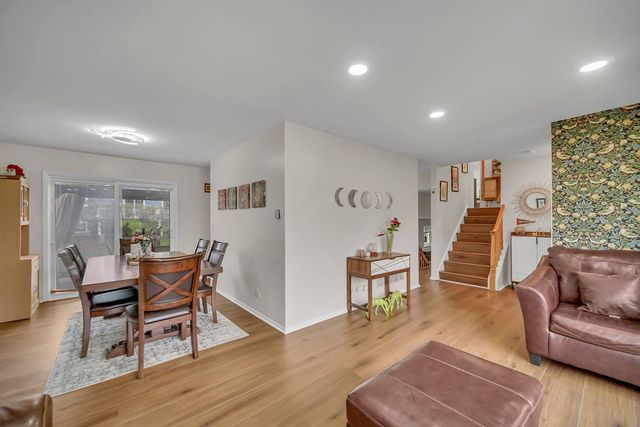 401 Greentree Parkway, Libertyville, IL 60048
