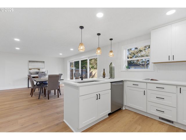 3434 Se ROCKWOOD St, Milwaukie, OR 97222