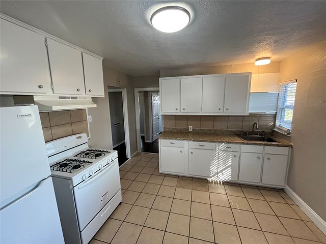 3248 S Llewellyn Avenue, Dallas, TX 75224