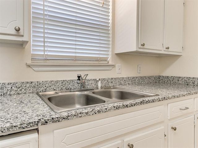 325 E Cedar Lane, Mustang, OK 73064