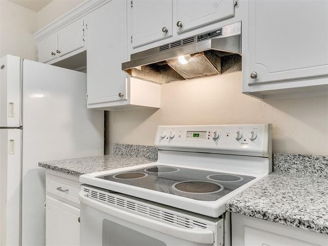 325 E Cedar Lane, Mustang, OK 73064