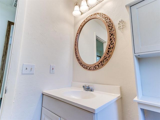 325 E Cedar Lane, Mustang, OK 73064