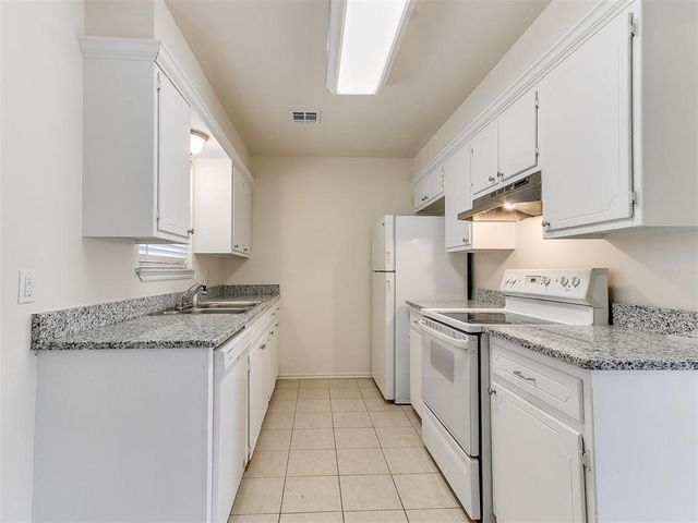 325 E Cedar Lane, Mustang, OK 73064