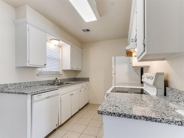 325 E Cedar Lane, Mustang, OK 73064