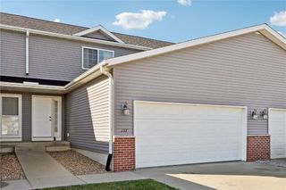 137 Woodstone Ln SW, Cedar Rapids, IA 52404