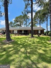 103 Meadowood Lane, Fitzgerald, GA 31750