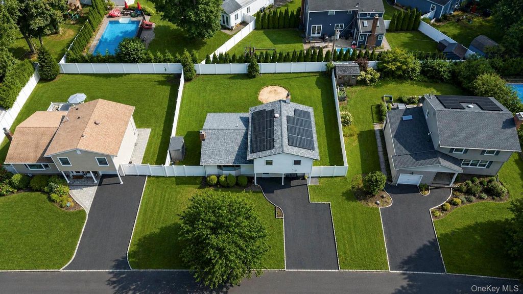 18 Catherwood Crescent, Melville, NY 11747 — photo 2