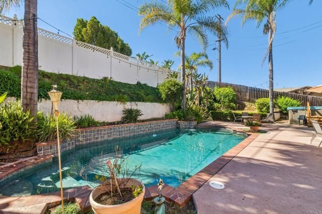 29950 Robbie Ln, Vista, CA 92084