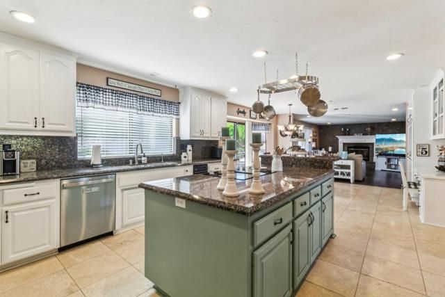 29950 Robbie Ln, Vista, CA 92084