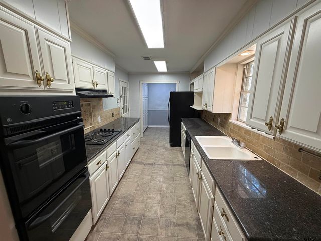 300 Robert E Lee Dr, Tyler, TX 75703