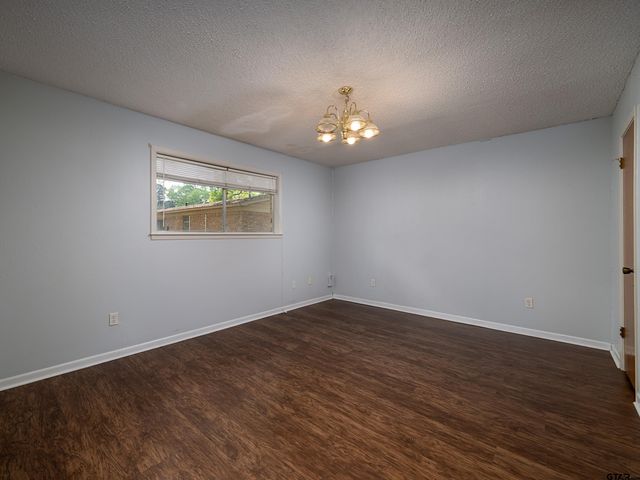 300 Robert E Lee Dr, Tyler, TX 75703