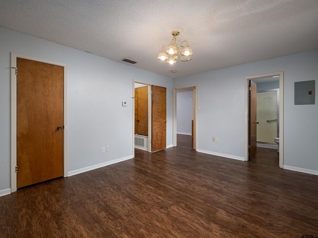 300 Robert E Lee Dr, Tyler, TX 75703