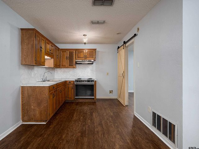 300 Robert E Lee Dr, Tyler, TX 75703