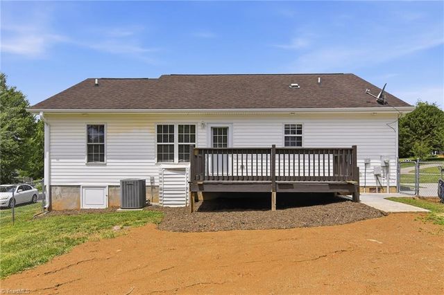 108 Mccleskey Drive, Yadkinville, NC 27055