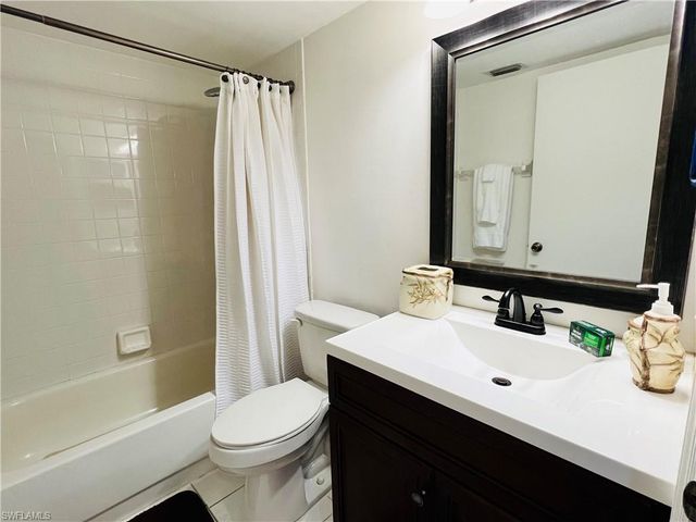 7719 Jewel LN 103, Naples, FL 34109