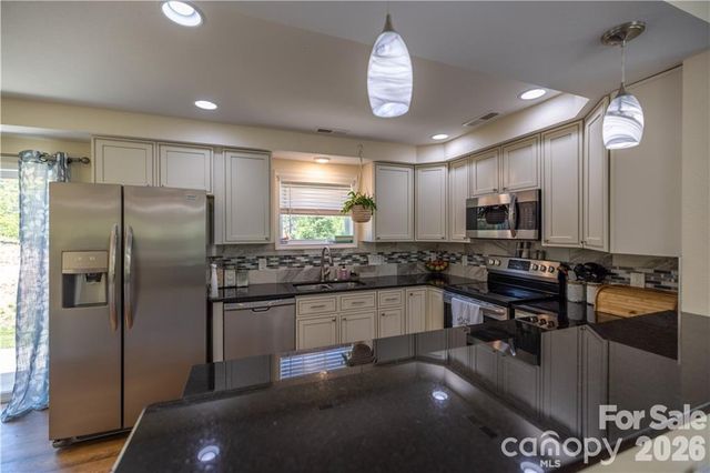 101 Towne Place, Clyde, NC 28721