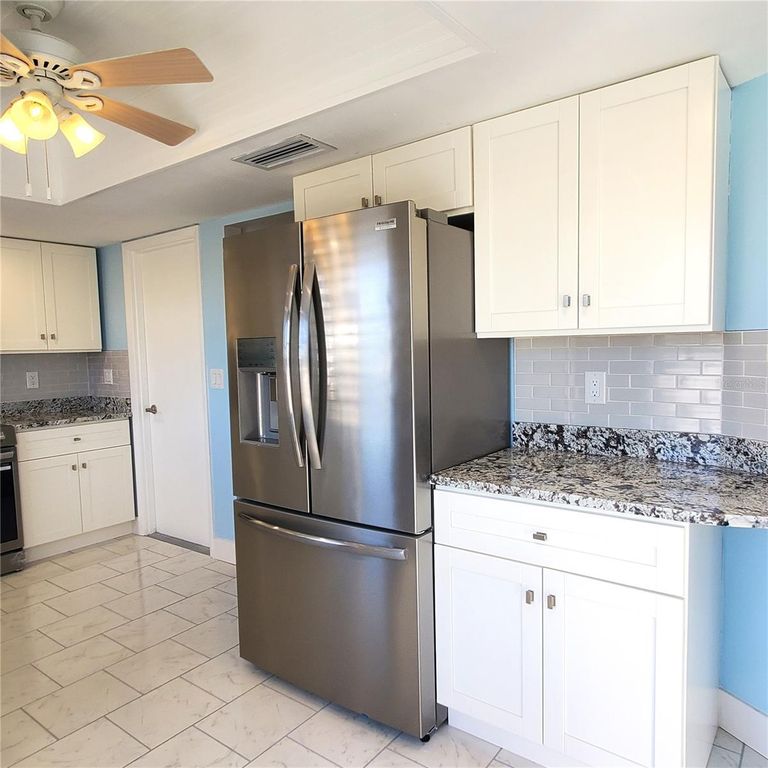 Image 12 of property listing at 531 S NEPONSIT DRIVE, Venice, FL 34293