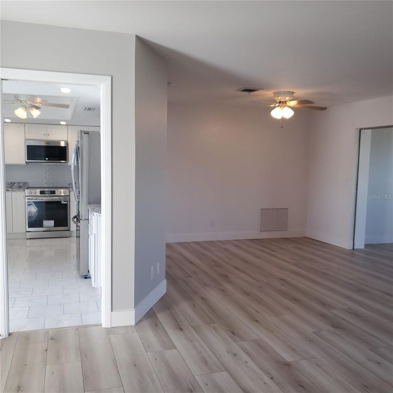 Image 14 of property listing at 531 S NEPONSIT DRIVE, Venice, FL 34293