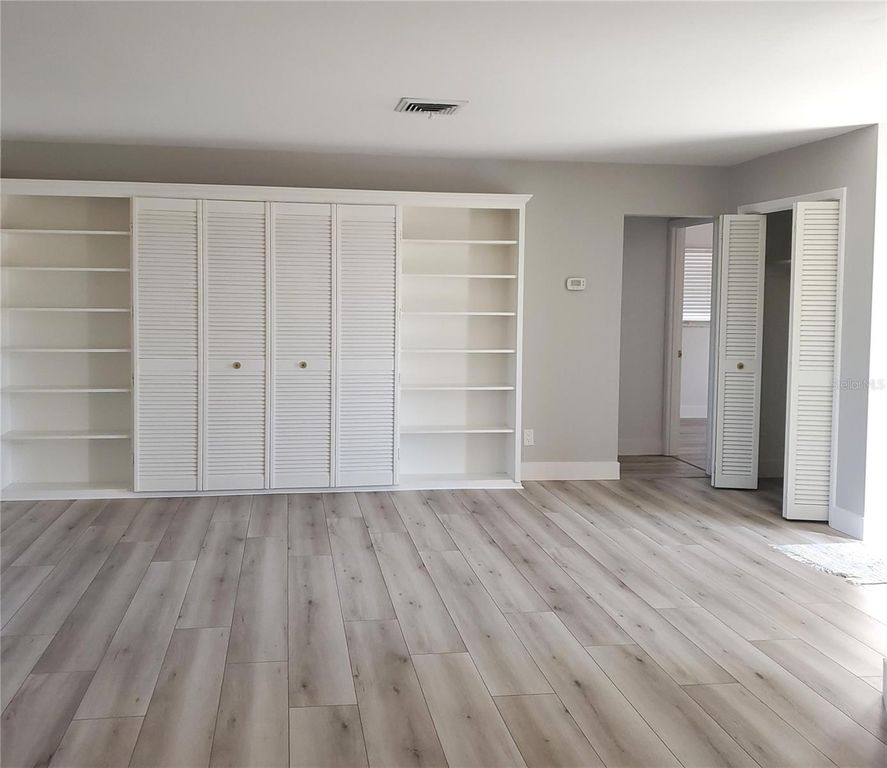 Image 15 of property listing at 531 S NEPONSIT DRIVE, Venice, FL 34293