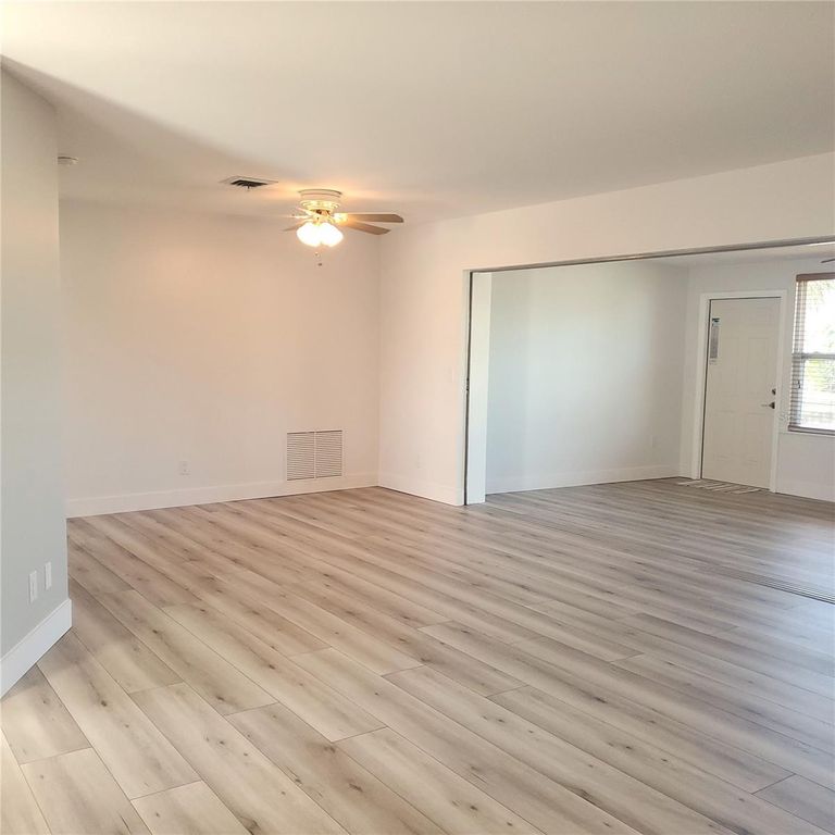 Image 16 of property listing at 531 S NEPONSIT DRIVE, Venice, FL 34293