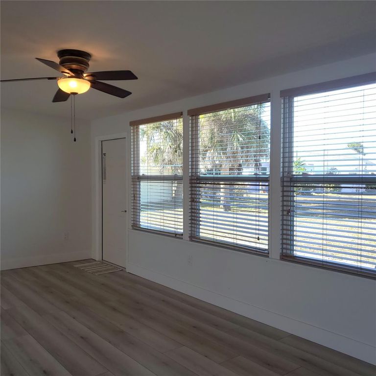 Image 19 of property listing at 531 S NEPONSIT DRIVE, Venice, FL 34293