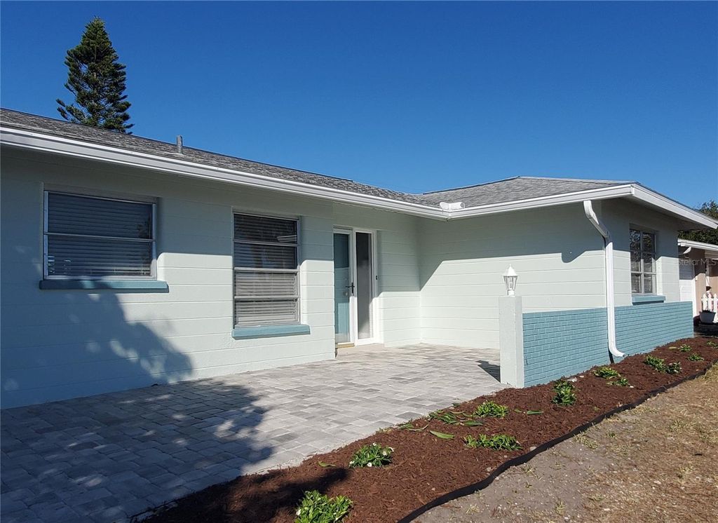 Image 3 of property listing at 531 S NEPONSIT DRIVE, Venice, FL 34293