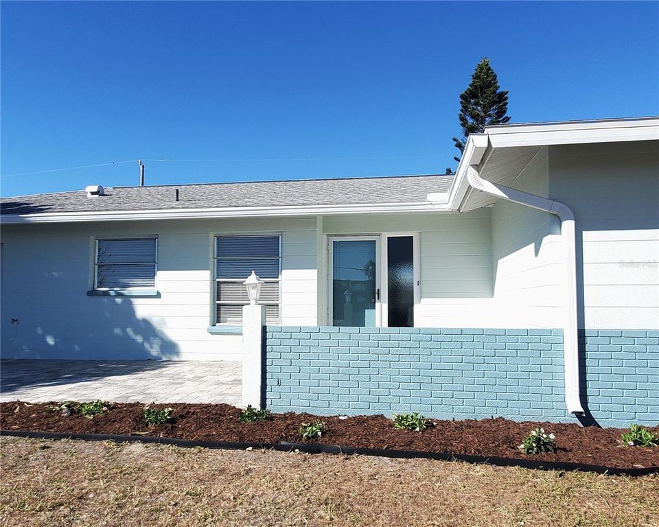 Image 4 of property listing at 531 S NEPONSIT DRIVE, Venice, FL 34293