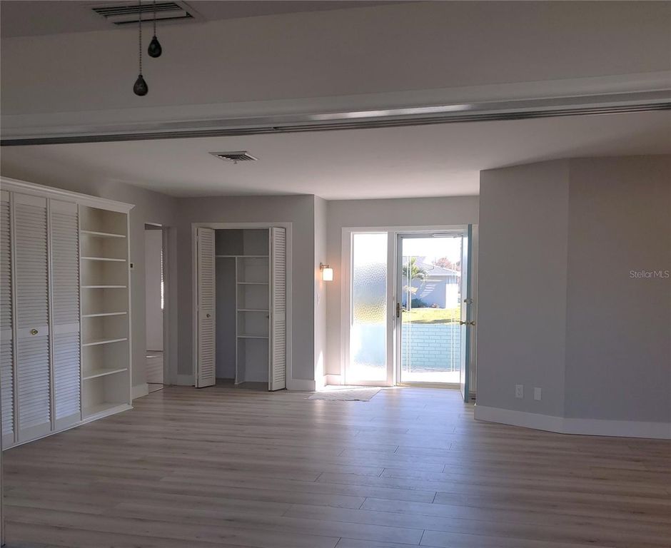 Image 6 of property listing at 531 S NEPONSIT DRIVE, Venice, FL 34293