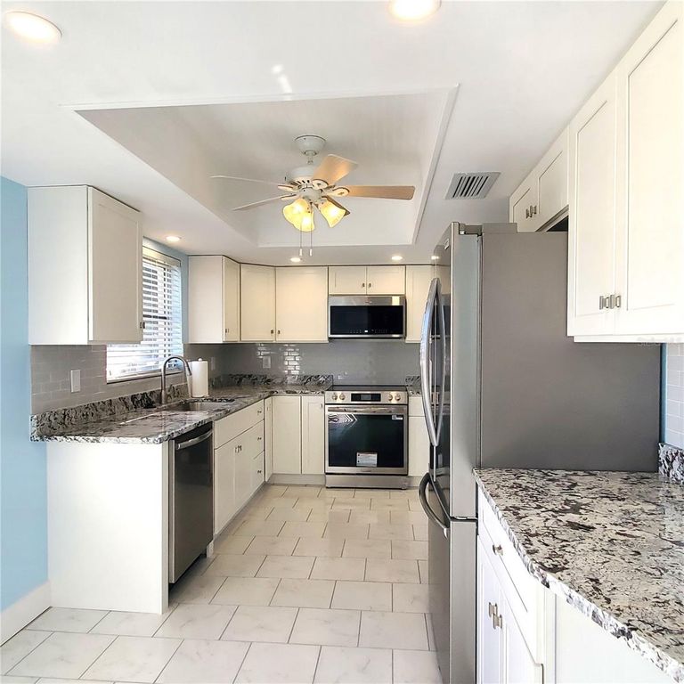 Image 8 of property listing at 531 S NEPONSIT DRIVE, Venice, FL 34293