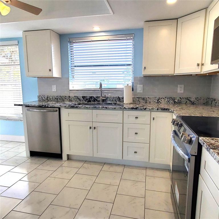 Image 9 of property listing at 531 S NEPONSIT DRIVE, Venice, FL 34293