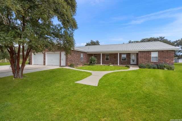 172 MEADOW LAKE DR, Seguin, TX 78155