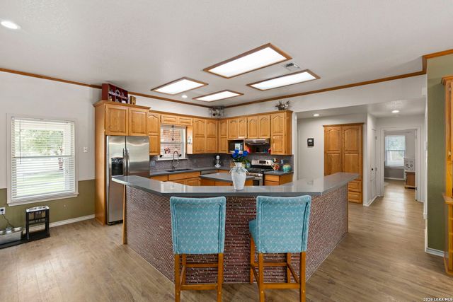 172 MEADOW LAKE DR, Seguin, TX 78155