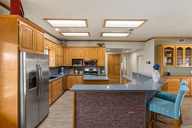 172 MEADOW LAKE DR, Seguin, TX 78155