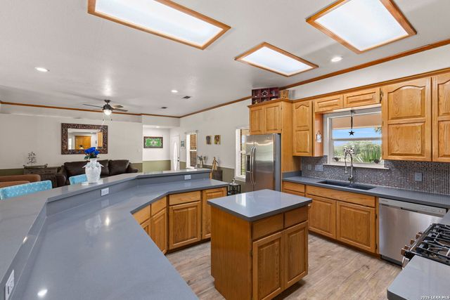 172 MEADOW LAKE DR, Seguin, TX 78155