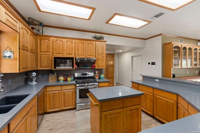 172 MEADOW LAKE DR, Seguin, TX 78155