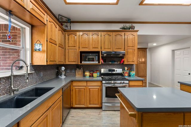 172 MEADOW LAKE DR, Seguin, TX 78155