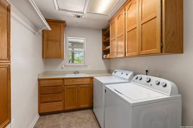 172 MEADOW LAKE DR, Seguin, TX 78155