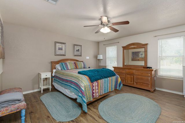 172 MEADOW LAKE DR, Seguin, TX 78155