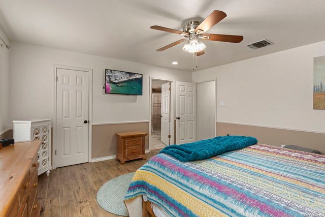 172 MEADOW LAKE DR, Seguin, TX 78155