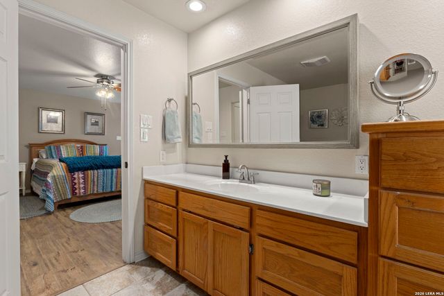 172 MEADOW LAKE DR, Seguin, TX 78155