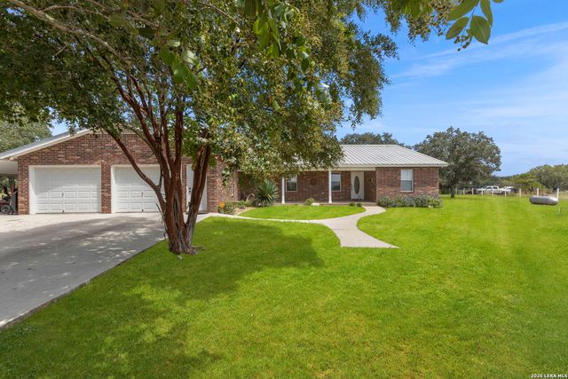 172 MEADOW LAKE DR, Seguin, TX 78155