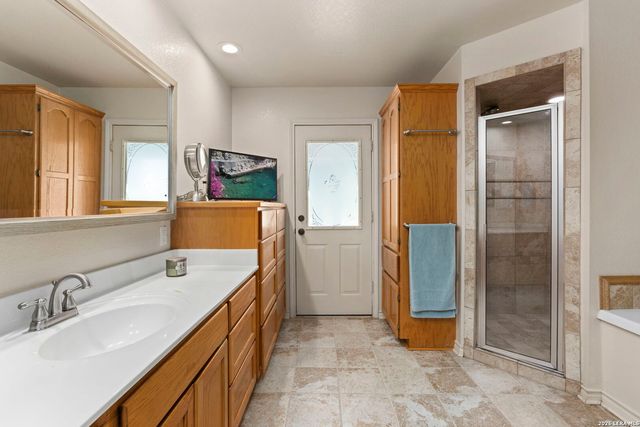 172 MEADOW LAKE DR, Seguin, TX 78155