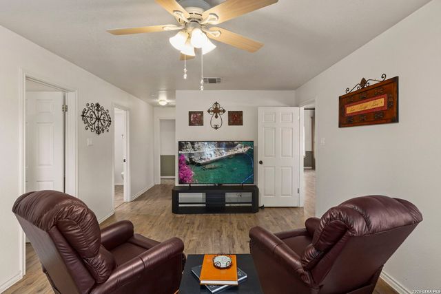172 MEADOW LAKE DR, Seguin, TX 78155