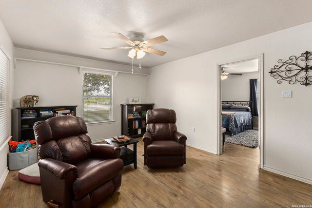 172 MEADOW LAKE DR, Seguin, TX 78155