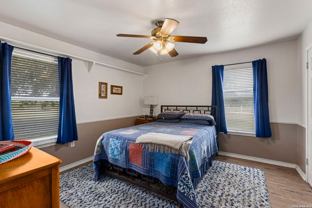 172 MEADOW LAKE DR, Seguin, TX 78155