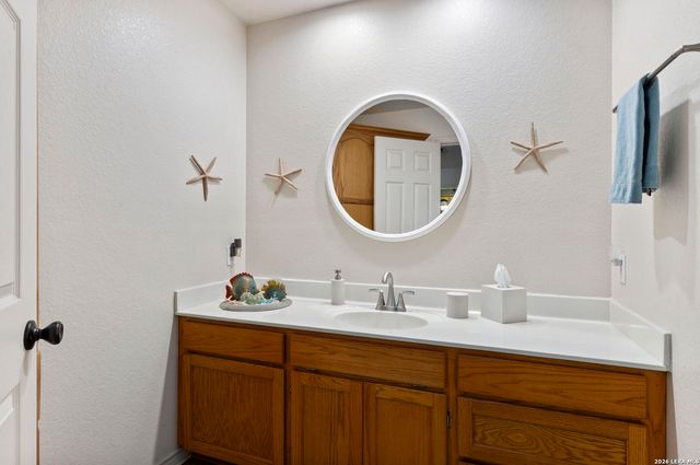 172 MEADOW LAKE DR, Seguin, TX 78155